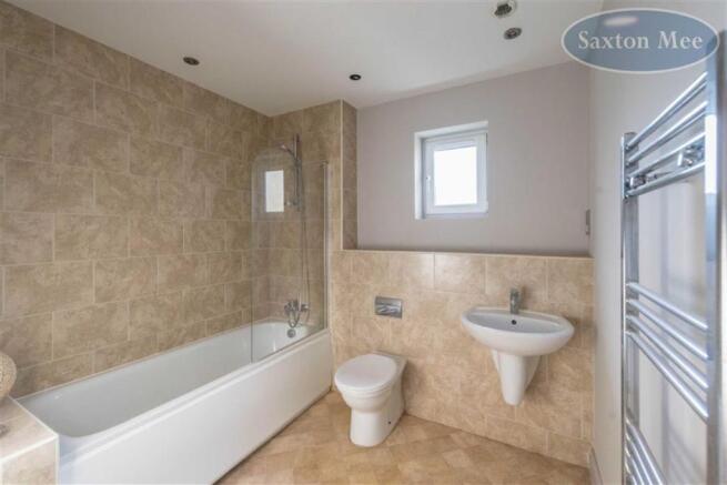 SPACIOUS BATHROOM