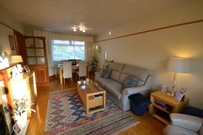 LOUNGE/DINING AREA
