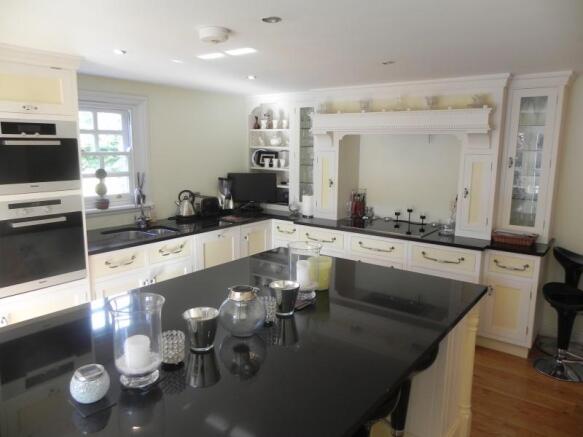 https://s3-eu-west-1.amazonaws.com/propertylab/allanmorris/property-images/standard/3742_Messuage House - Kitchen.JPG