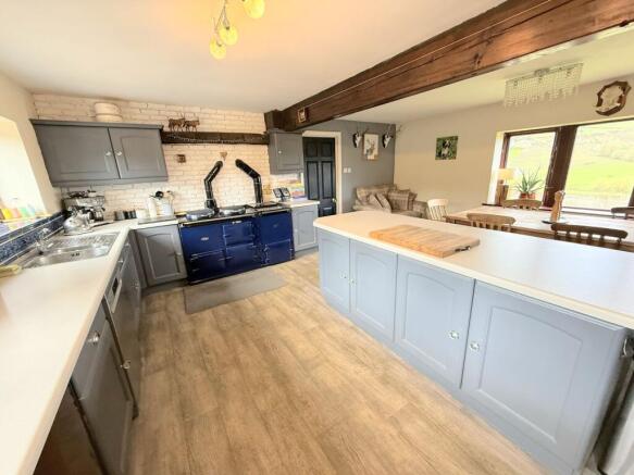 4 bed Semi-Detached to rent Image 7