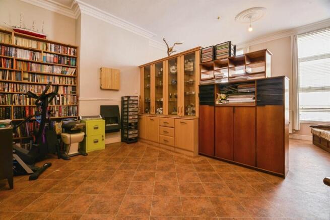 3 bed Ground Flat for sale Image 9
