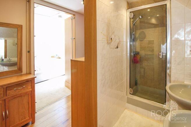 En-suite to sh...
