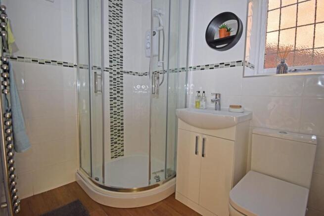 8 Hanbury Road, shower room.jpg