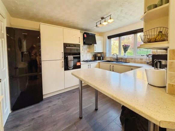 4 bed Detached for sale Image 5