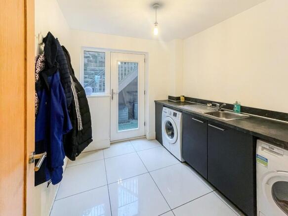 5 bed Detached for sale Image 8