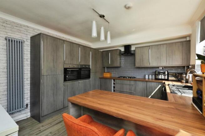 3 bed Semi-Detached for sale Image 6