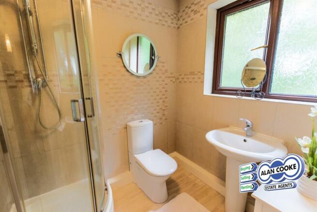 EN-SUITE SHOWER ROOM