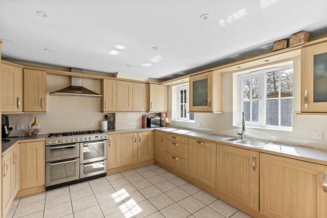 5 bed Detached for sale Image 5