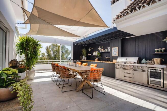 OUTDOOR KITCHEN