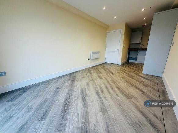 1 bed Flat to rent Image 4