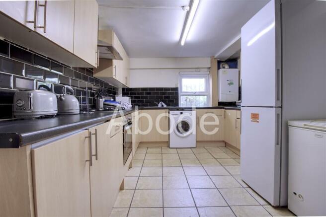 6 bed House to rent Image 5