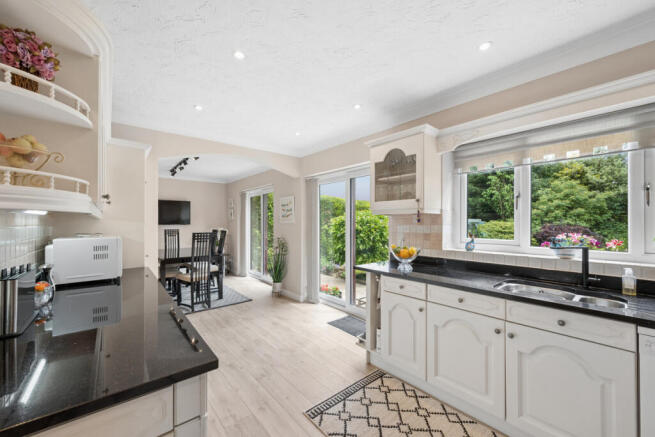 4 bed Detached for sale Image 9