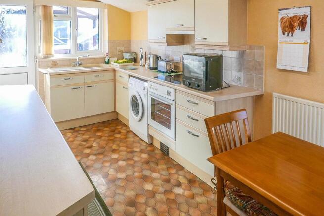 KITCHEN/DINING ROOM