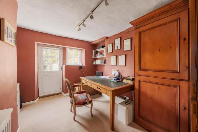 5 bed Detached for sale Image 7