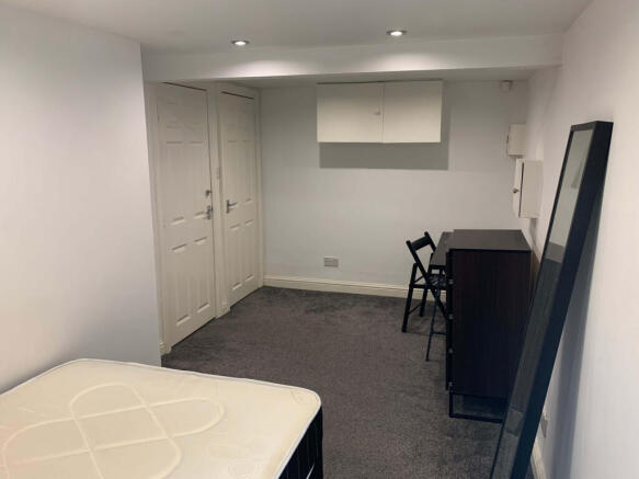 4 bed House to rent Image 12