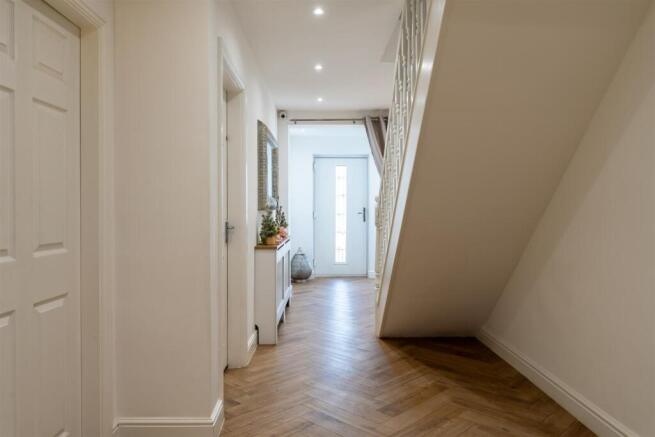 5 bed Detached for sale Image 5
