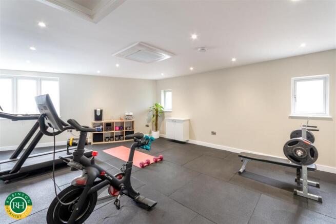 5 bed House for sale Image 9