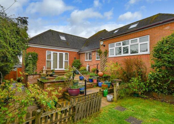 10 Crockington Close-14.jpg