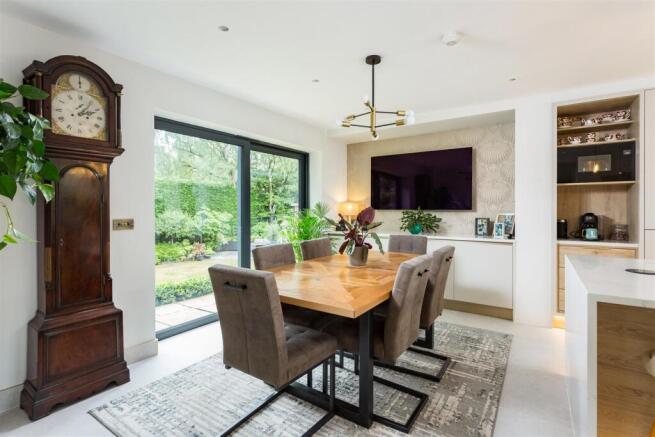 4 bed Semi-Detached for sale Image 9