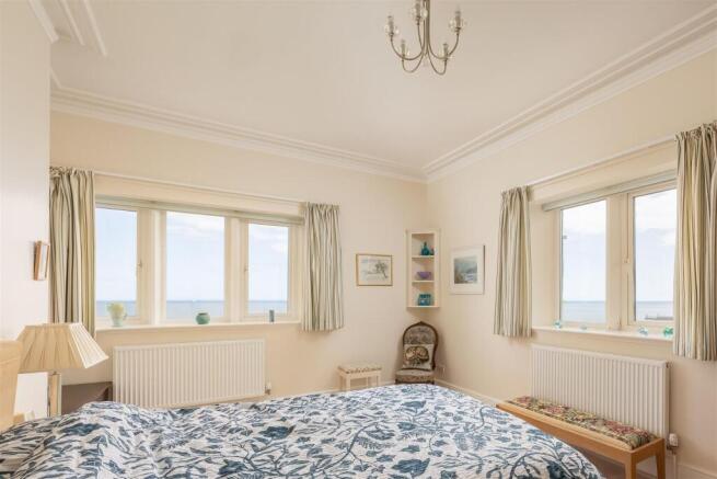 4 bed House for sale Image 11