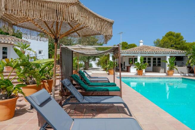 SUNBATHING AREA