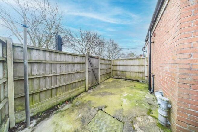 34 LONGTON LANE YARD.jpg