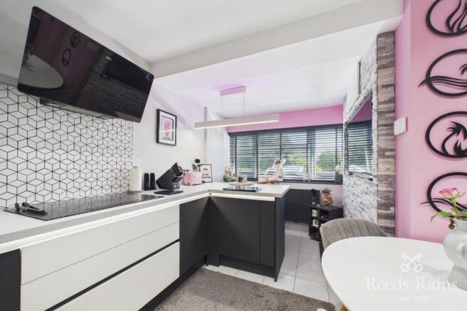 4 bed Semi-Detached for sale Image 6