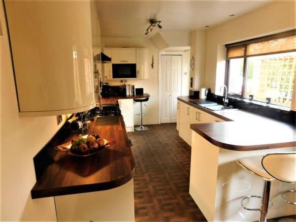 KITCHEN/BREAKAST ROOM