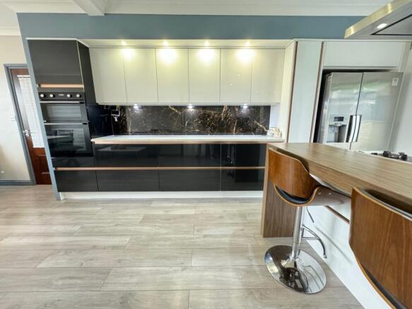 6 bed House for sale Image 4