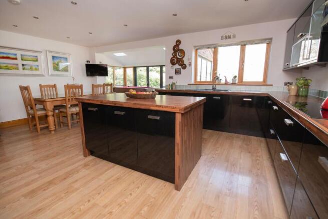 5 bed Detached for sale Image 5