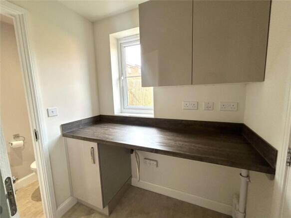 4 bed Detached to rent Image 7