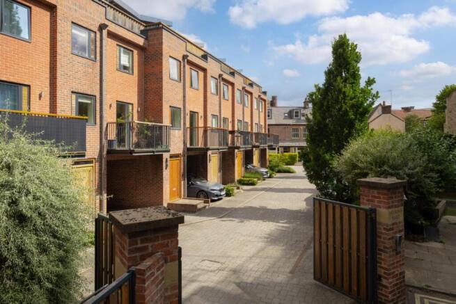 3 bed Terraced to rent Image 10