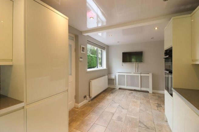 4 bed Detached for sale Image 5