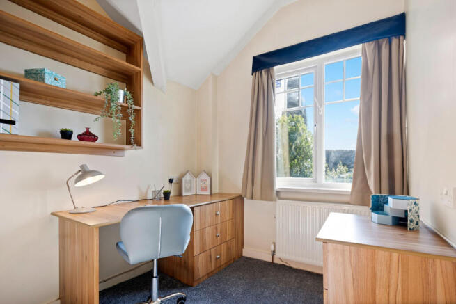 4 bed House to rent Image 10
