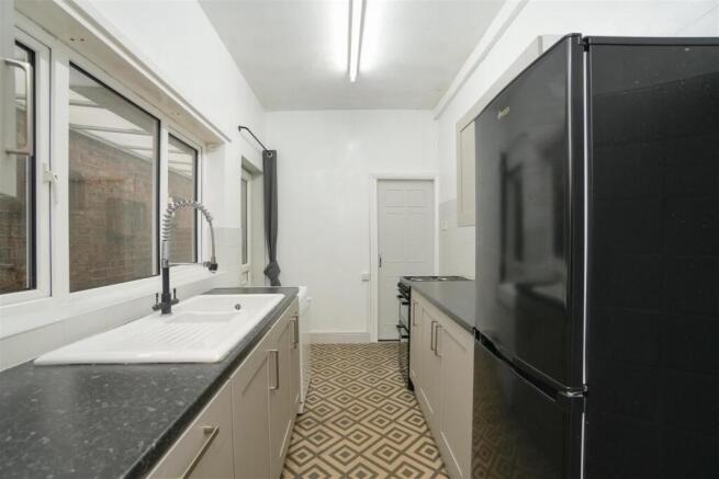 2 bed Terraced to rent Image 5