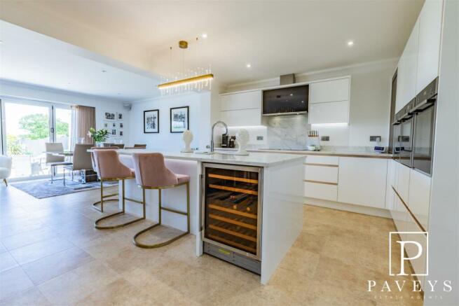 KITCHEN & DINING FAMILY ROOM