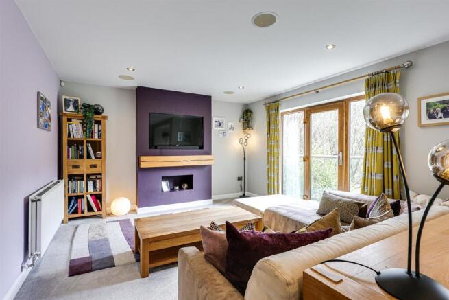 5 bed Detached for sale Image 9