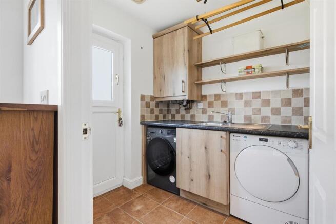 5 bed Detached for sale Image 6