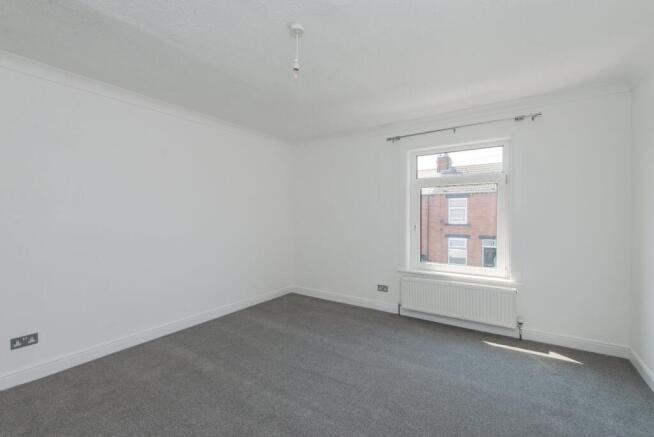 2 bed Terraced to rent Image 6