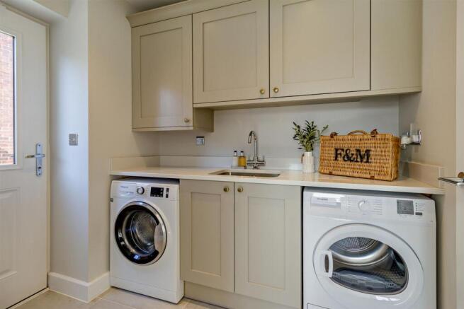 4 bed Detached for sale Image 7