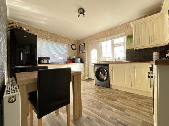 4 bed Detached Bungalow for sale Image 7