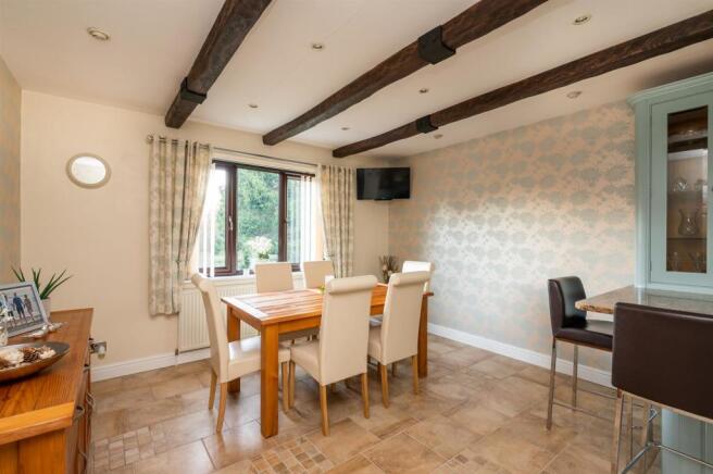KITCHEN/DINING ROOM