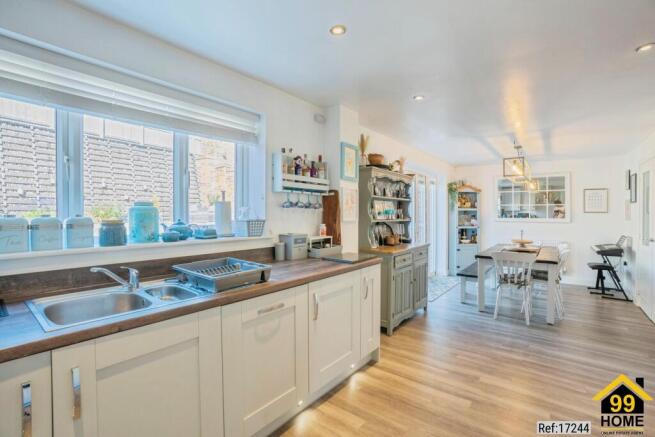 4 bed Detached for sale Image 9