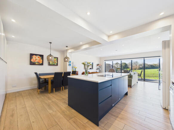 CAM01354G0-PR0690-STILL012