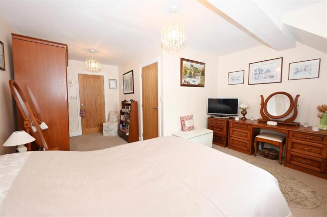 4 bed Detached for sale Image 9