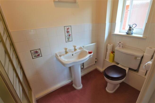 EN-SUITE SHOWER ROOM