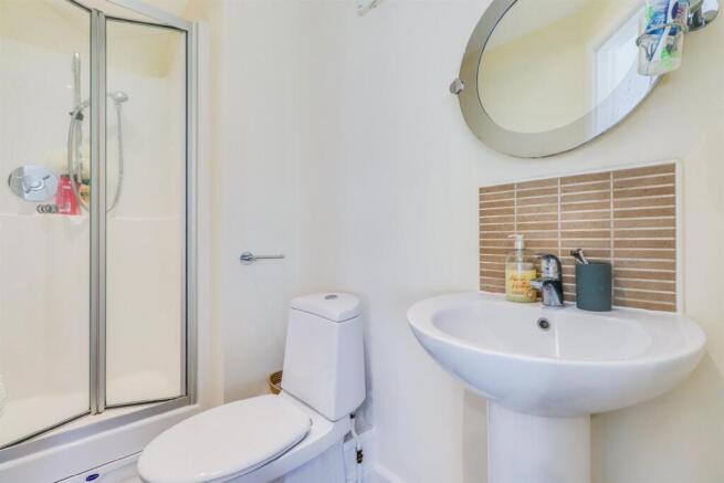 4 bed Town House to rent Image 4