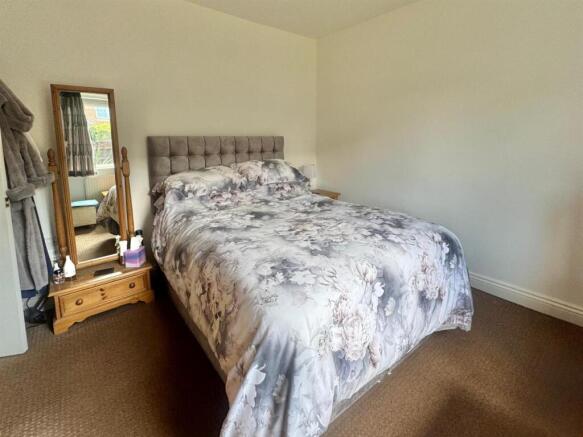 2 bed Semi-Detached Bungalow to rent Image 7