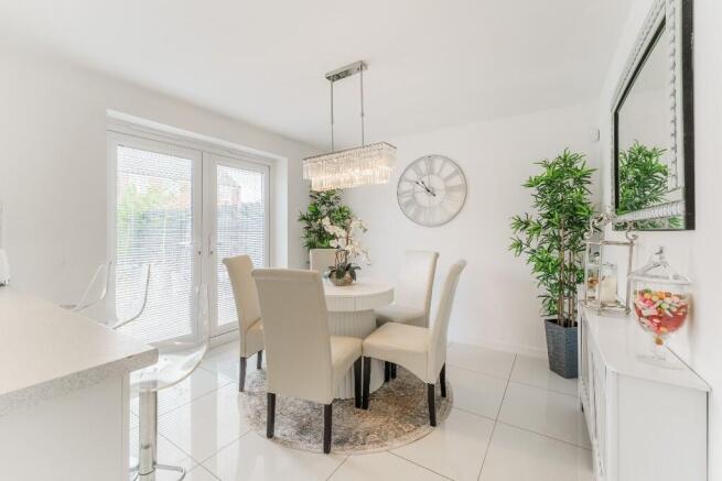 5 bed Detached for sale Image 8