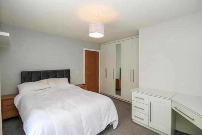 5 bed Detached for sale Image 9